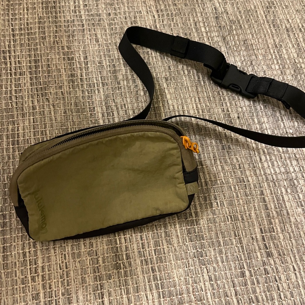 Lulu Lemon Everywhere belt bag